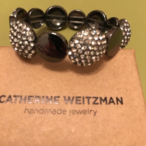 NWOT  BEAUTIFUL CRYSTAL STUD & METALLIC BRACELET - Picture 5 of 5